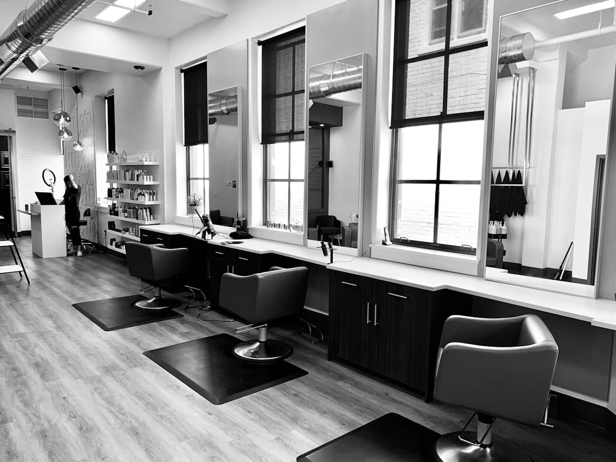 Coiffeuse professionnelle en prestation à domicile chez une cliente